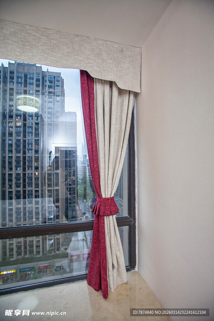 窗边多彩窗帘与城市景观