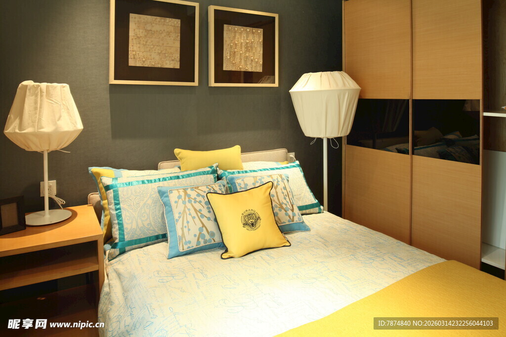 温馨卧室 多彩抱枕装饰