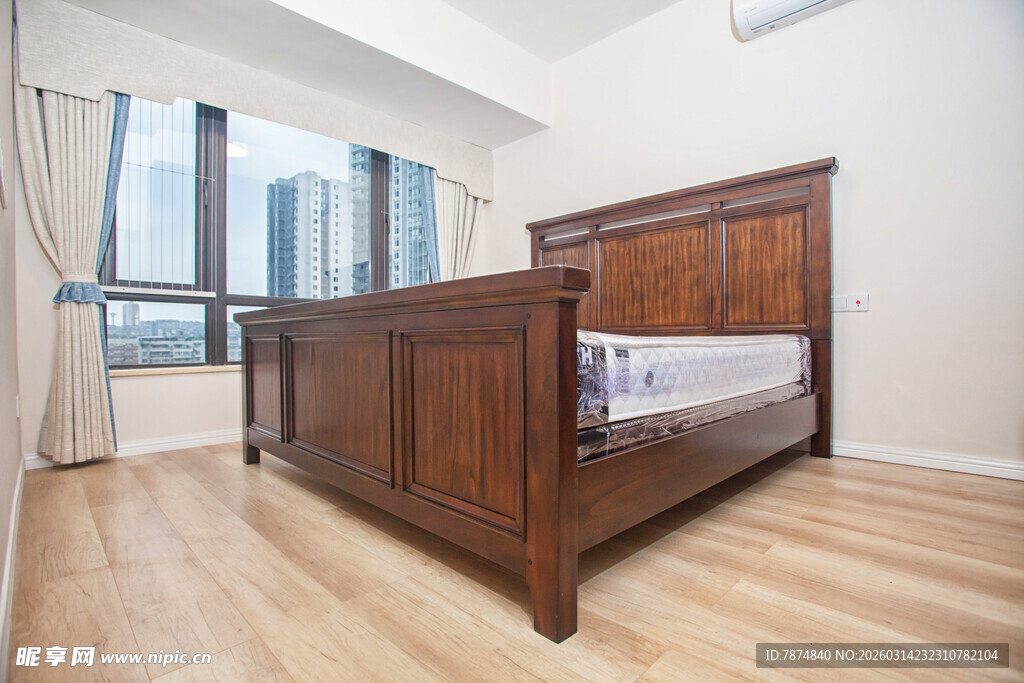 木质双人床卧室场景展示