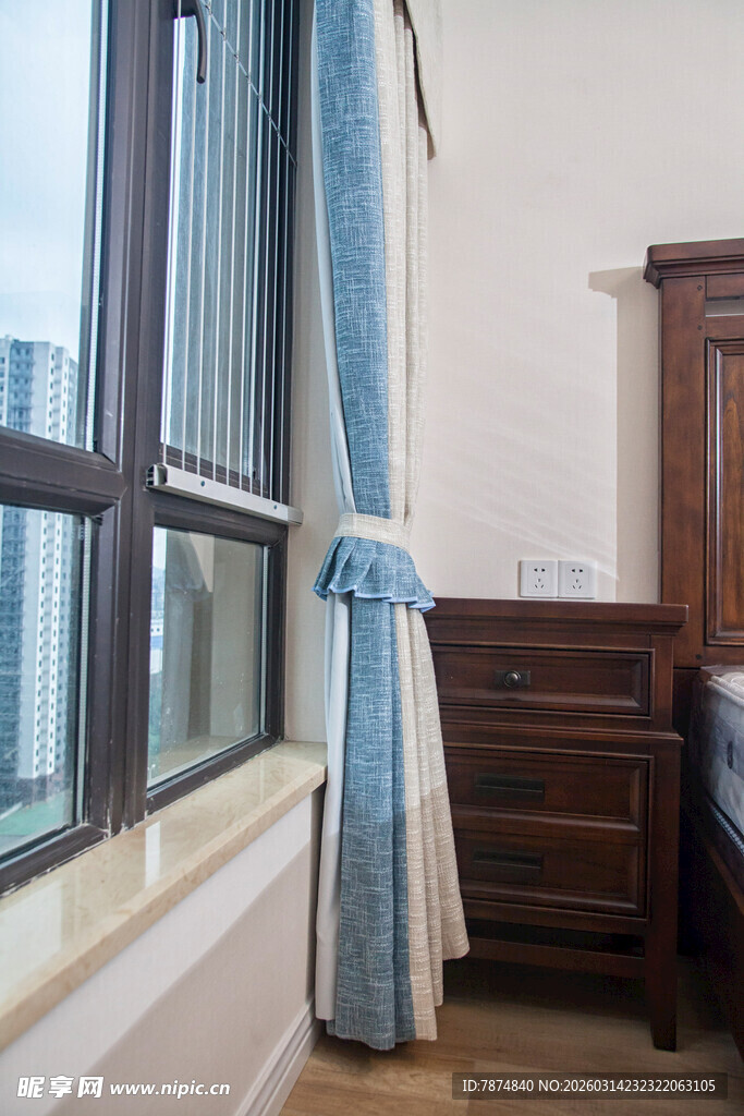 窗边蓝窗帘与木质家具