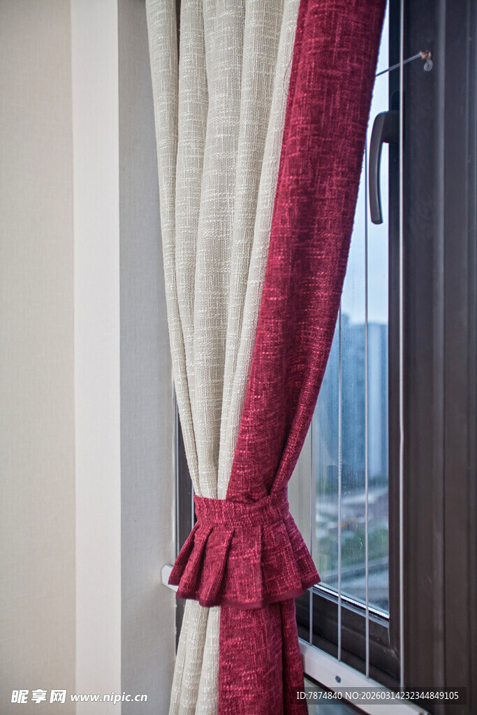 红白双色窗帘优雅系窗旁