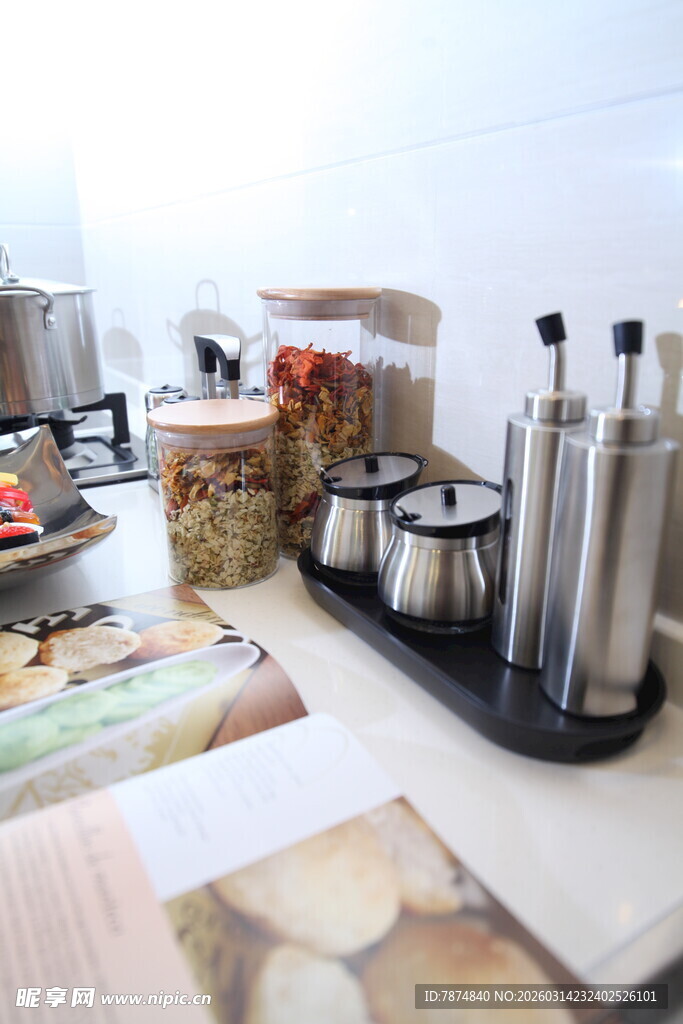 厨房台面的多样器具