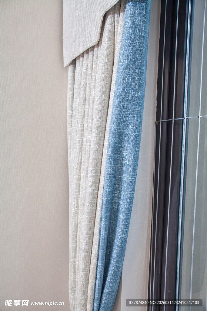 垂挂的蓝白窗帘一角