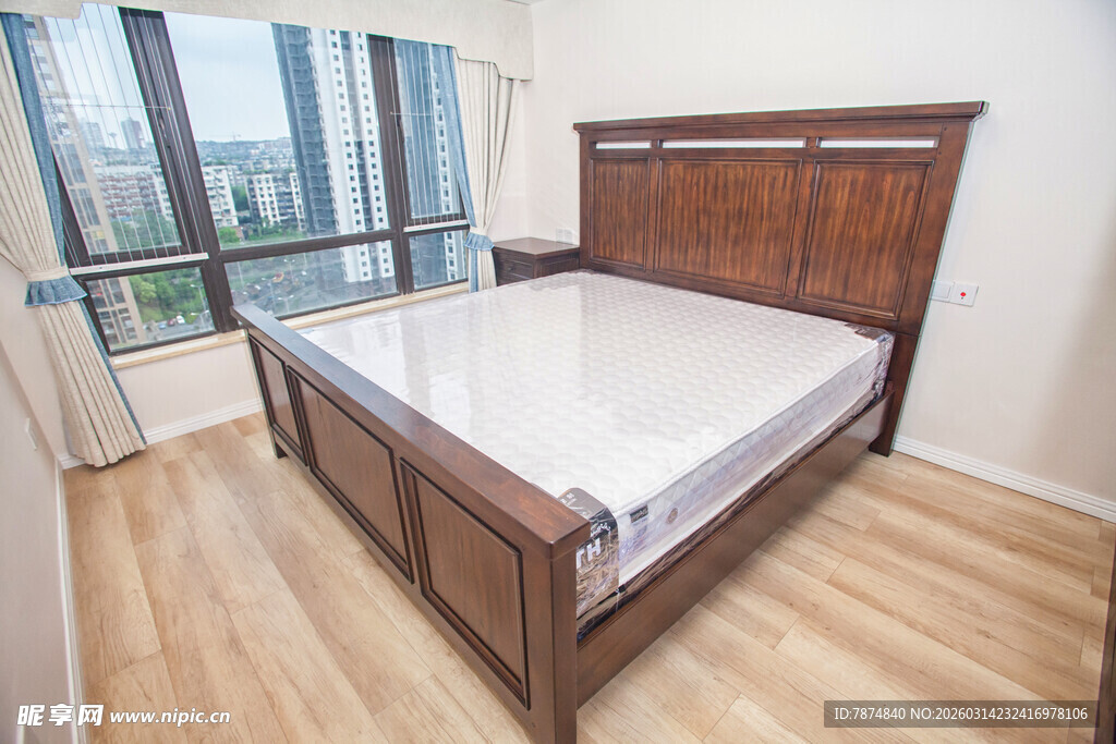 现代卧室中的木质双人床