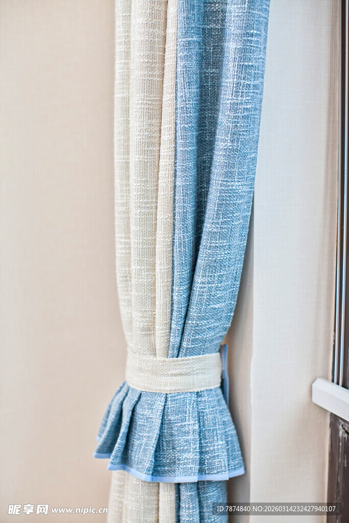 蓝白拼接窗帘细节特写