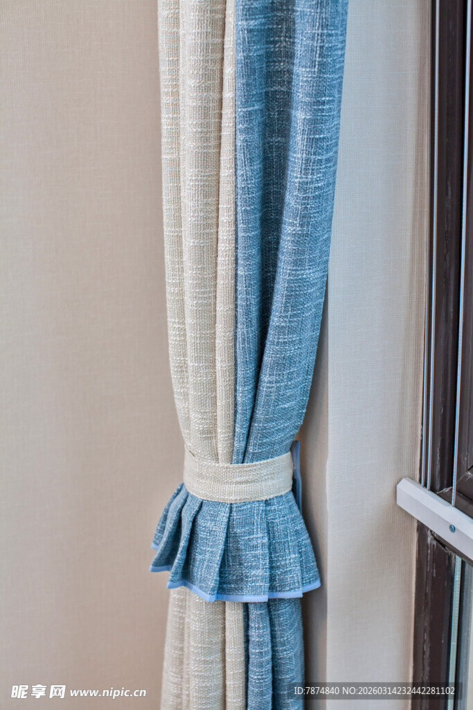 蓝白褶皱窗帘细节特写
