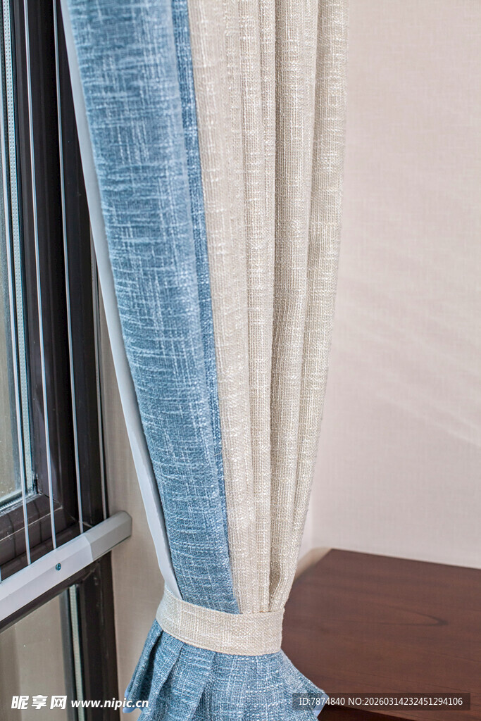 蓝色窗帘一角