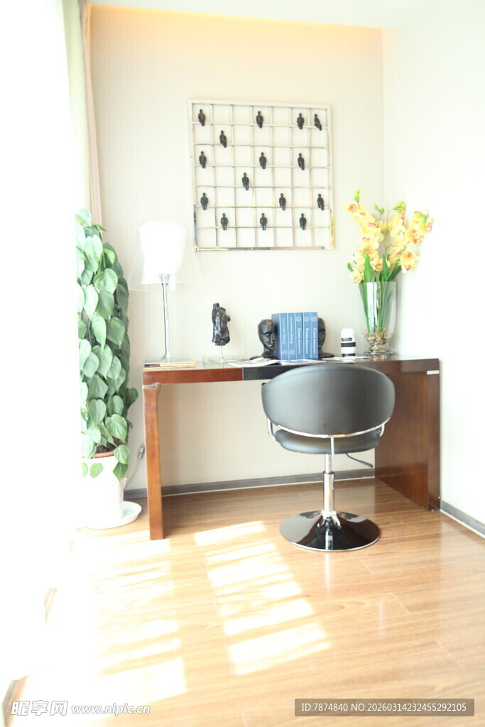 简约明亮的现代书房一角