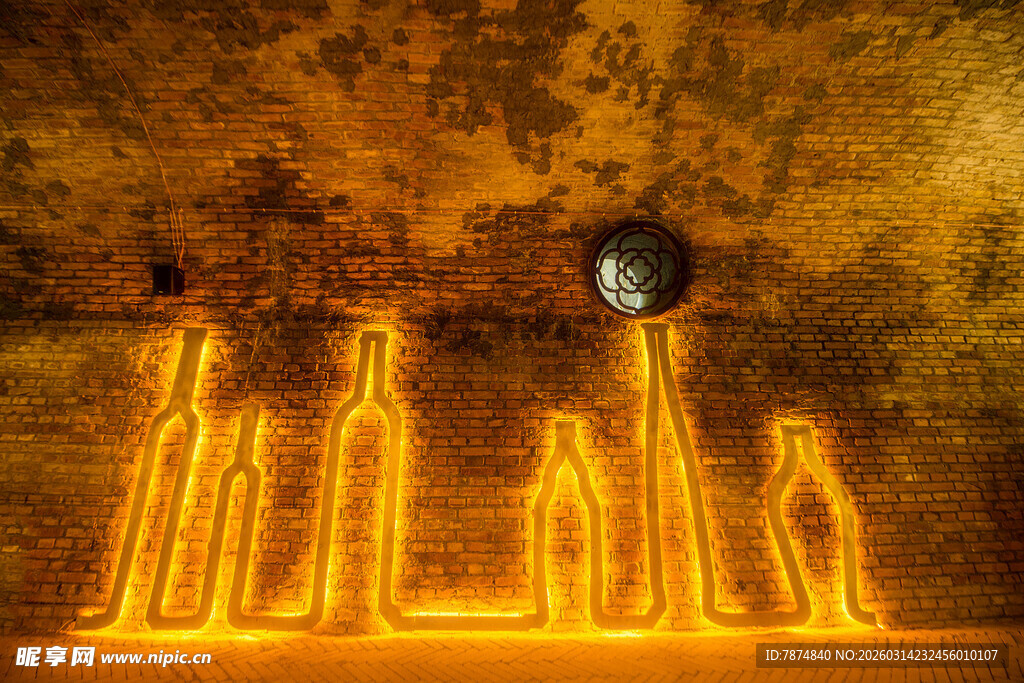 火焰勾勒出的神秘人影