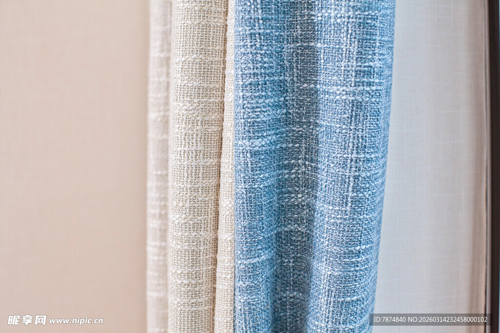 蓝白条纹窗帘特写