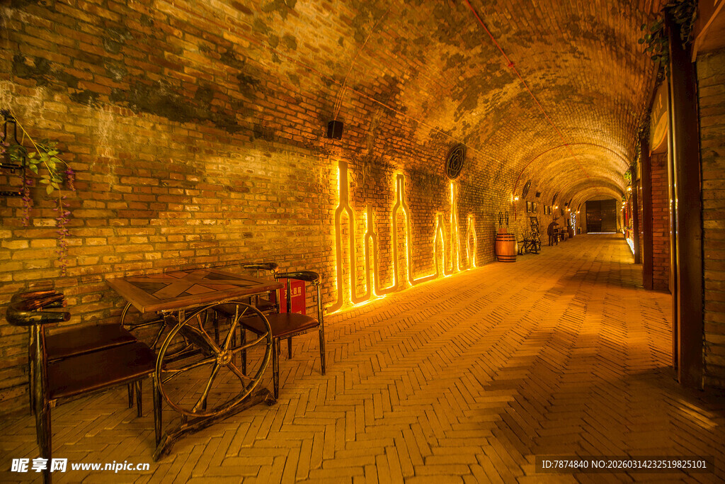 古老酒窖内的静谧长廊