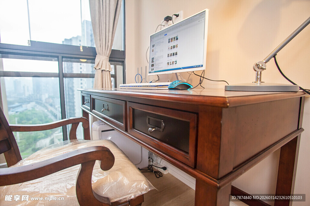 中式书房桌椅与窗边景致