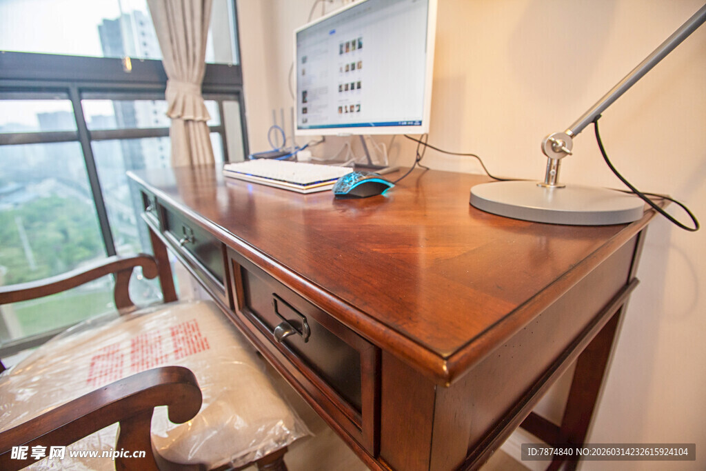 复古书桌搭配舒适座椅