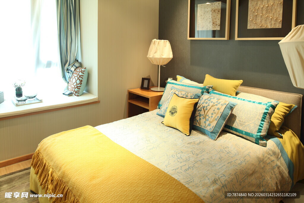 温馨卧室 多彩抱枕装饰