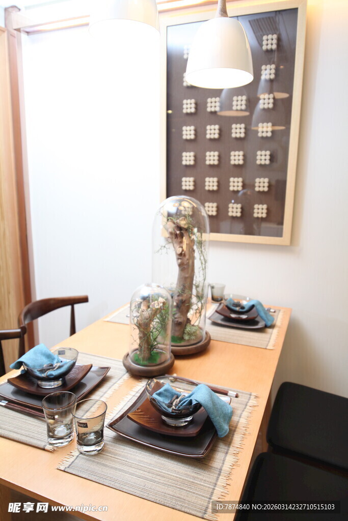 简约雅致的室内餐桌布置