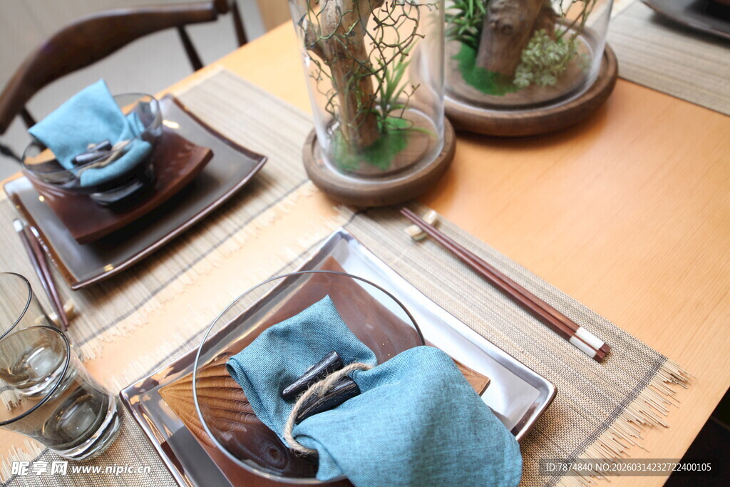 精致餐桌布置与餐具摆件