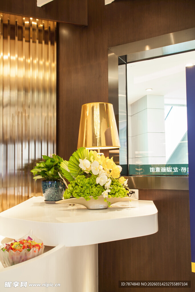 精致室内的花束与摆件