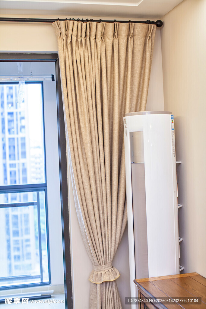 室内温馨窗帘与家居一角