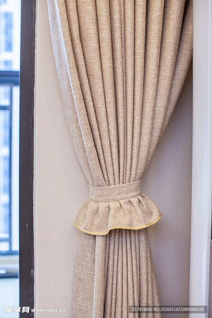 米色褶皱窗帘优雅装饰