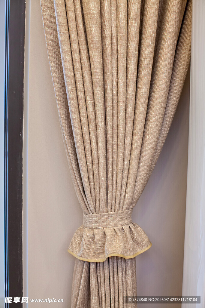米色褶皱窗帘细节特写