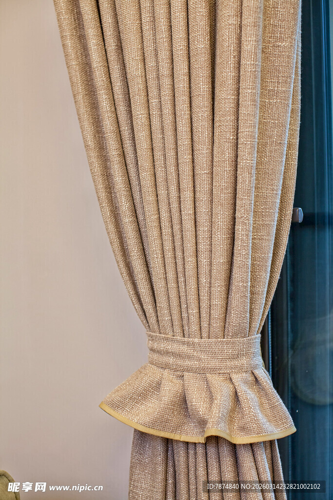 米色褶皱窗帘细节特写
