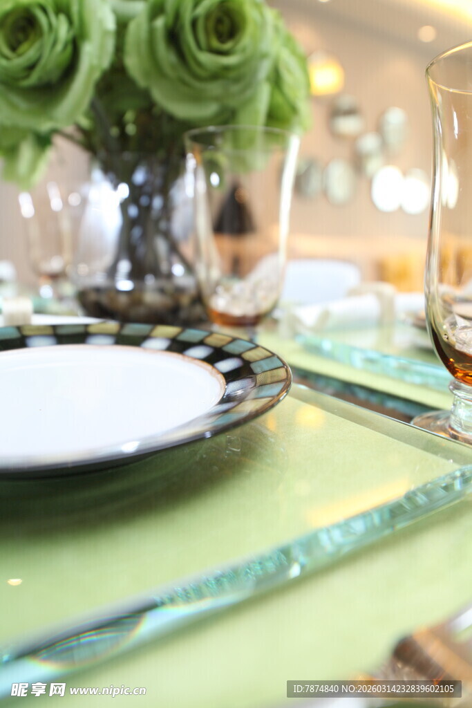 精致餐桌布置与绿植装饰