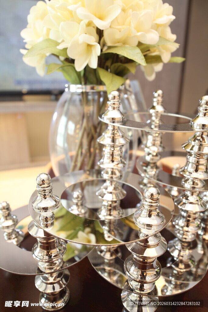 精致银质摆件与素雅鲜花
