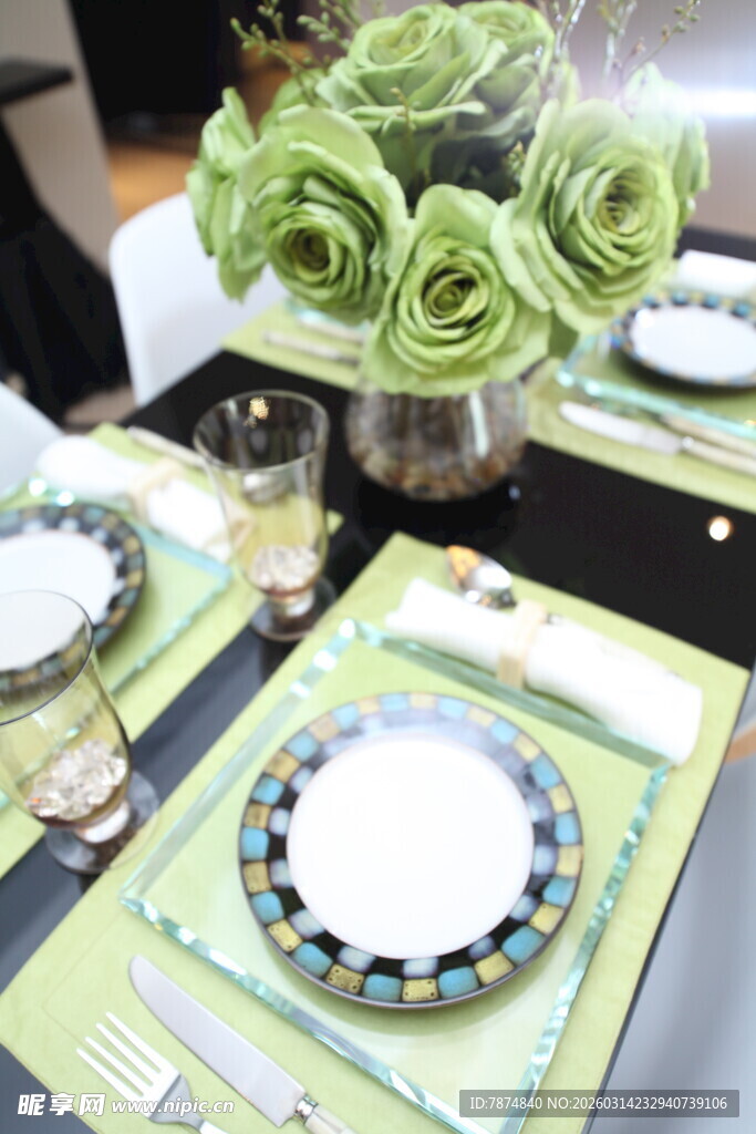 精致餐桌布置与绿植花卉