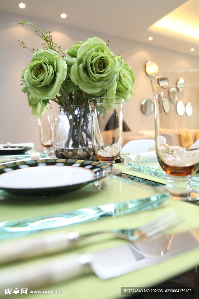 精致餐桌绿植餐具布置