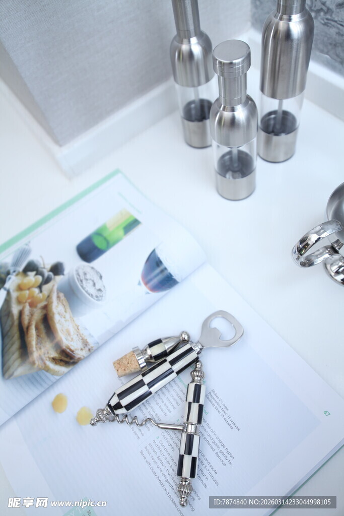 时尚饰品与金属容器组合