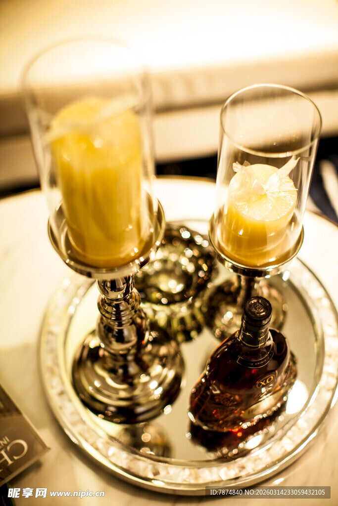 复古烛台配精致玻璃杯