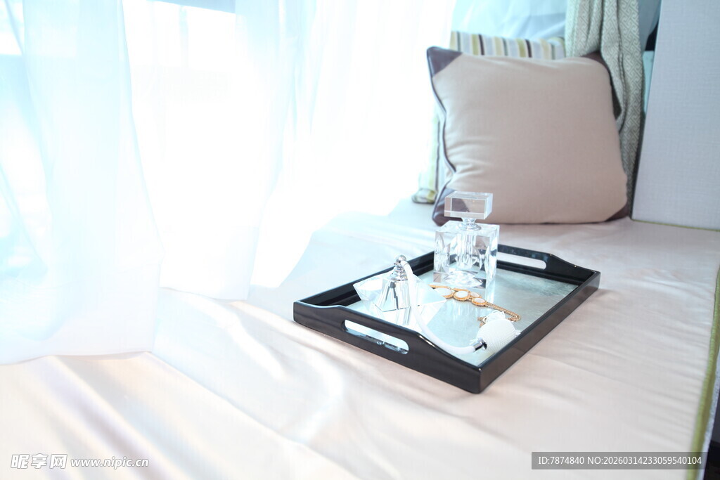 床上托盘摆设 尽显闲适