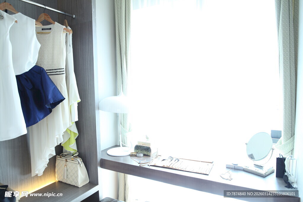 简约衣帽间一角