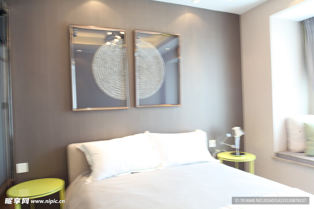 简约卧室温馨床铺装饰图