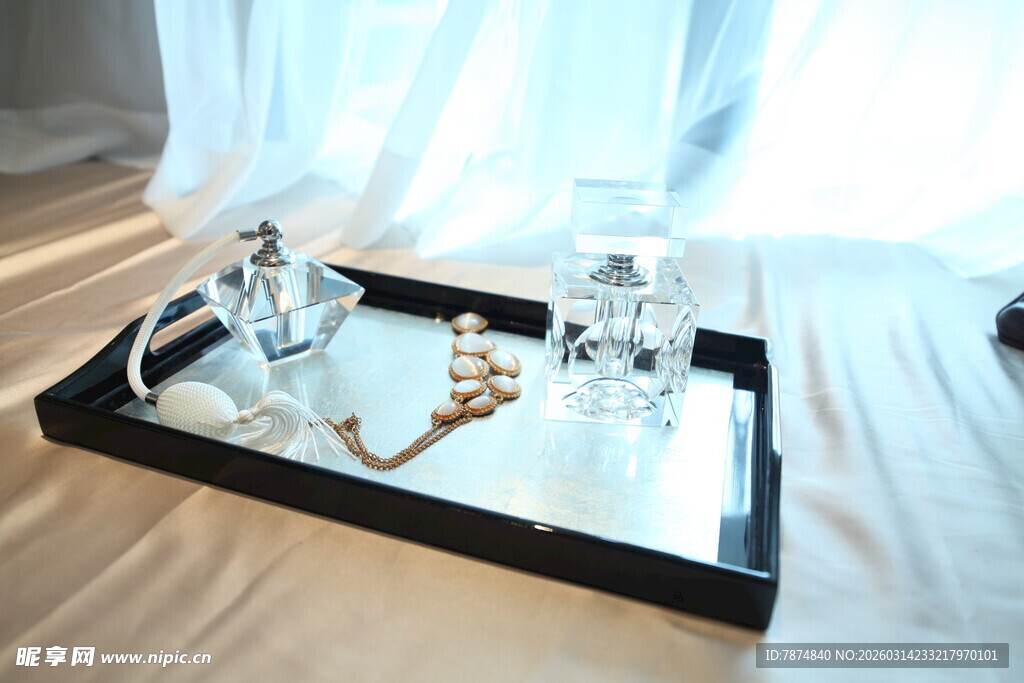 精致玻璃茶具摆放在托盘上