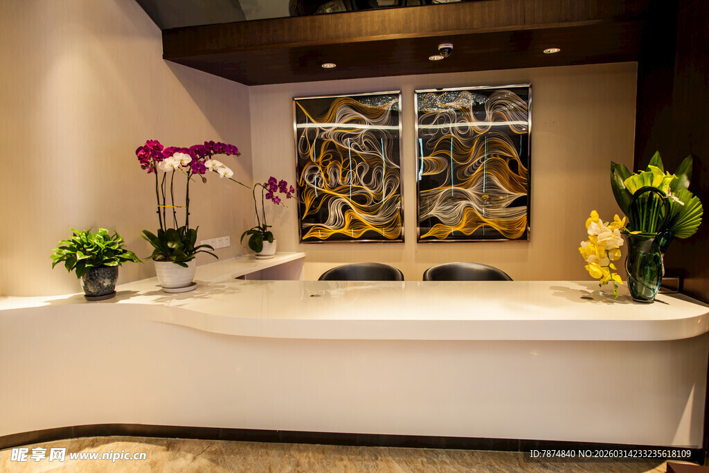 豪华浴室中的舒适浴缸