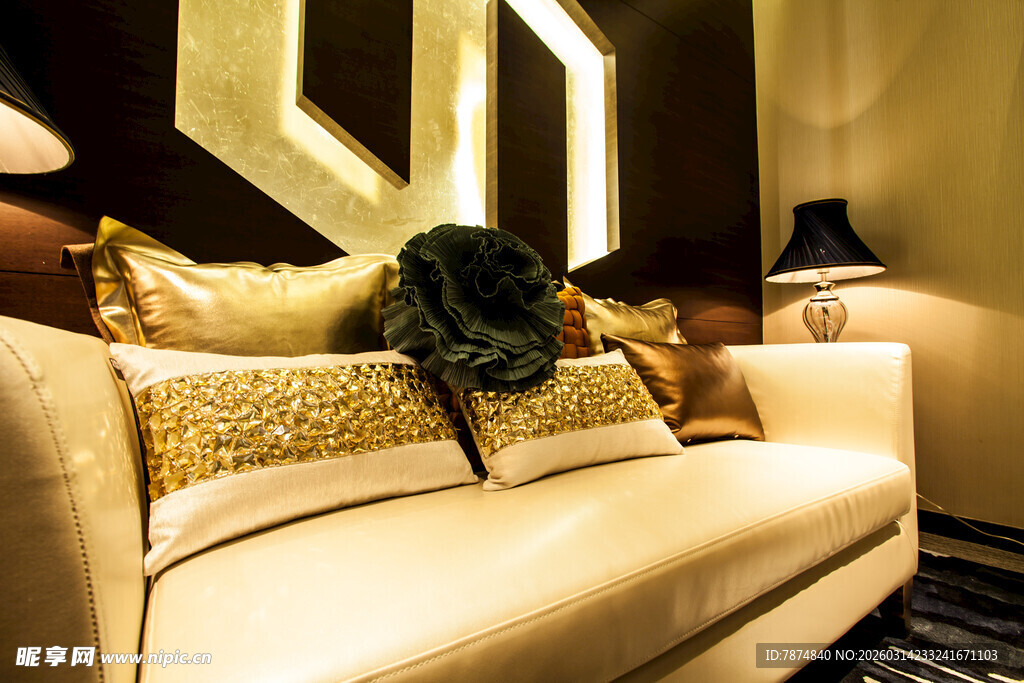 奢华客厅沙发与精美抱枕