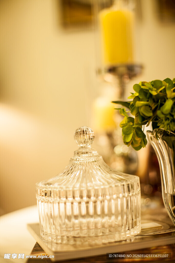 精致玻璃器皿与绿植摆件