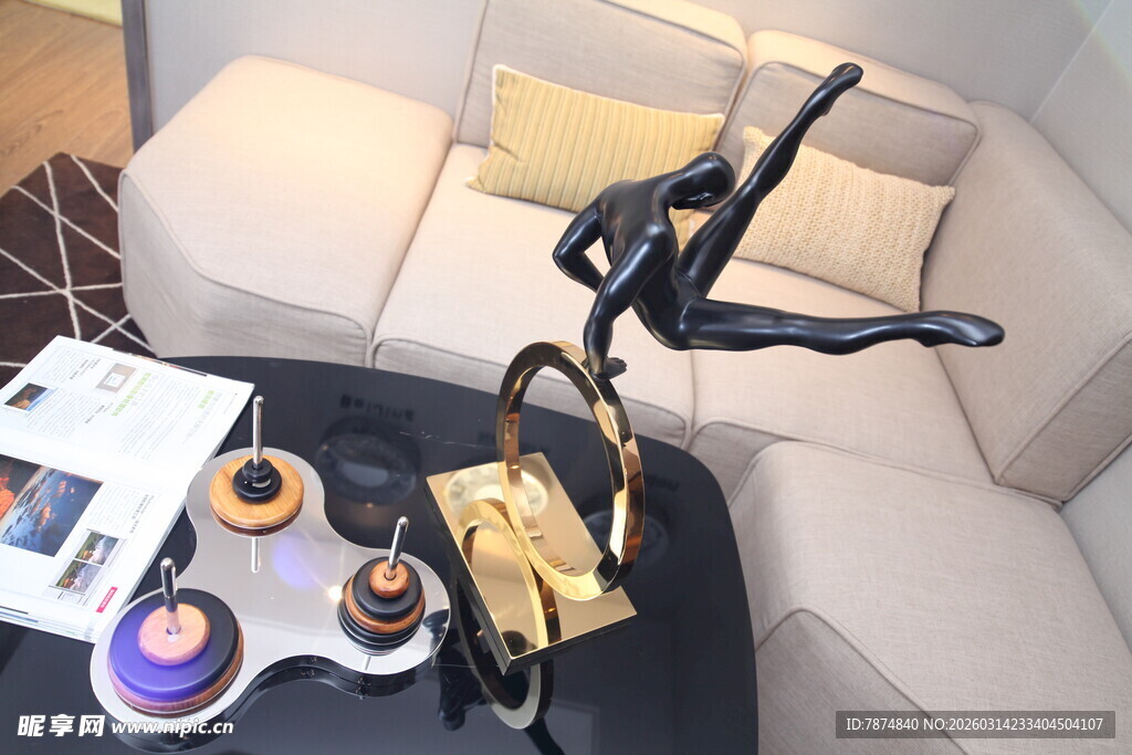 沙发旁的精致摆件与物品