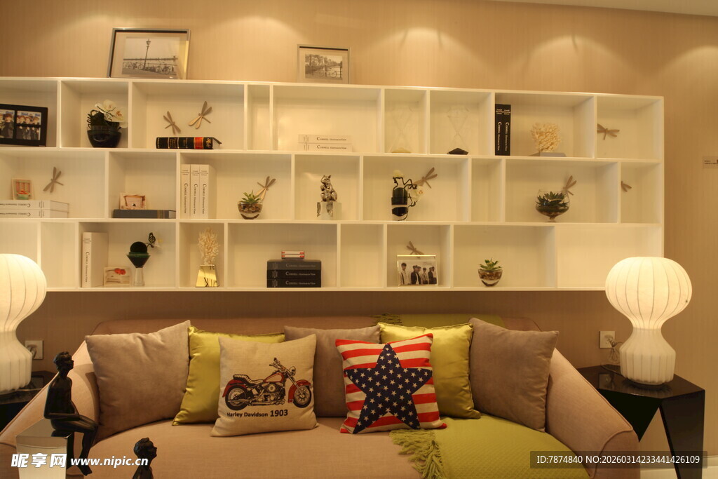 温馨客厅沙发与置物架布置