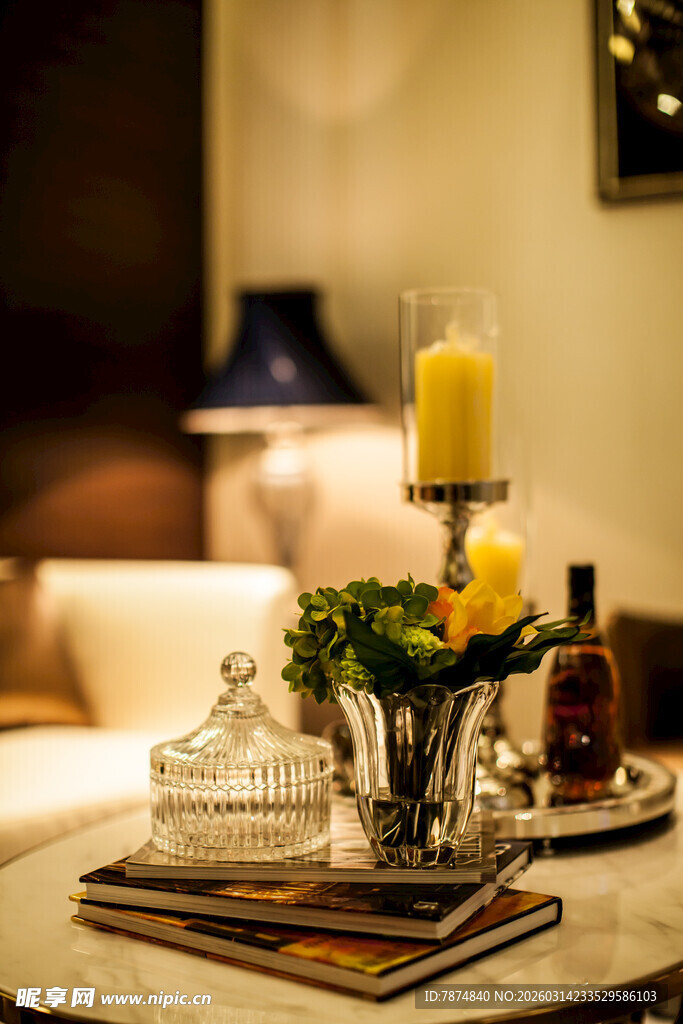 温馨室内餐桌精致布置