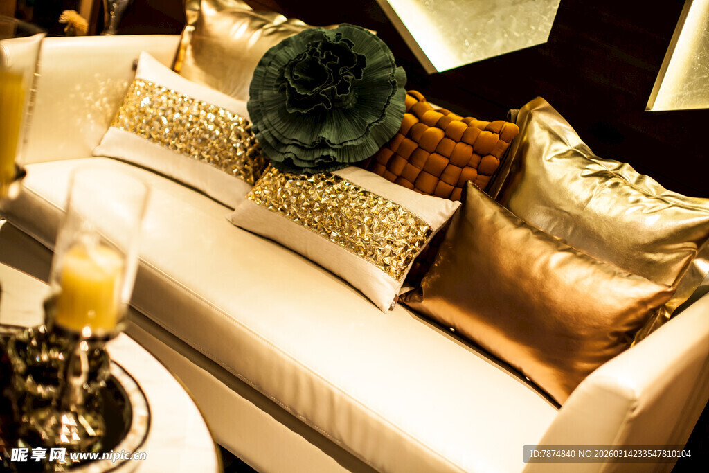 奢华沙发搭配精致抱枕