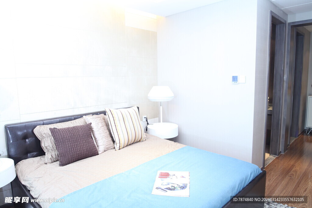 简约卧室温馨床铺场景