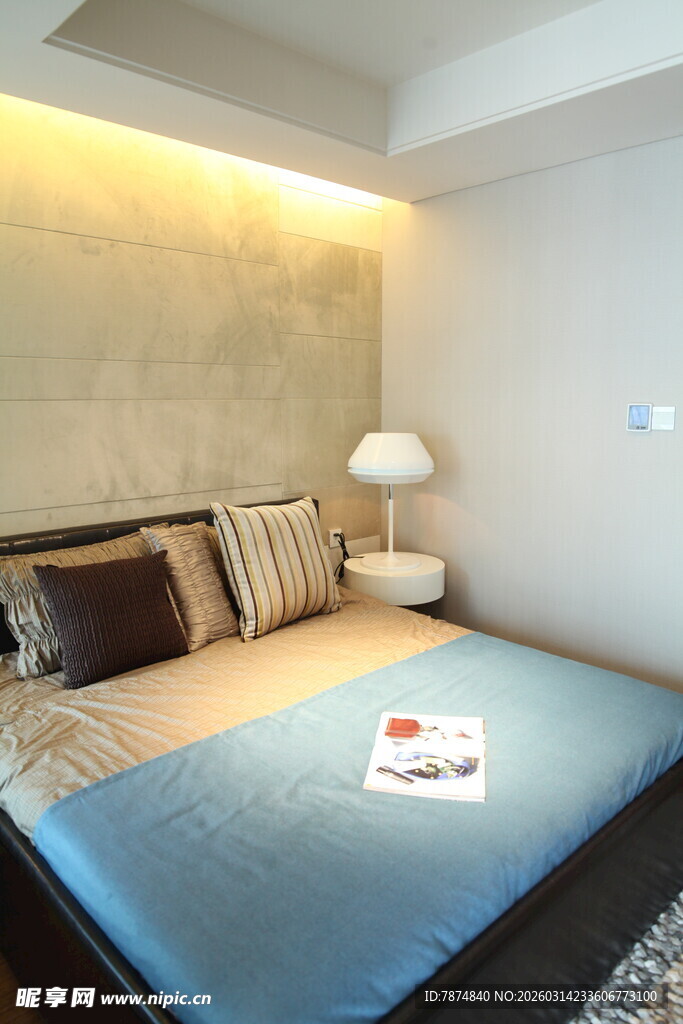 简约温馨卧室床铺场景