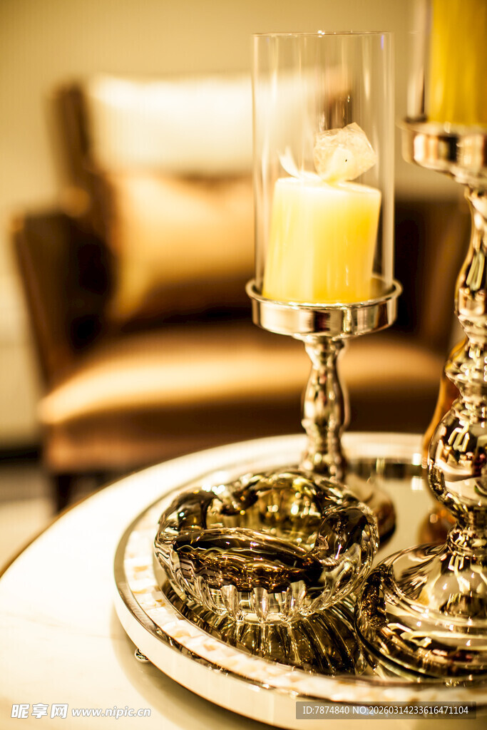 精致烛台装点优雅餐桌