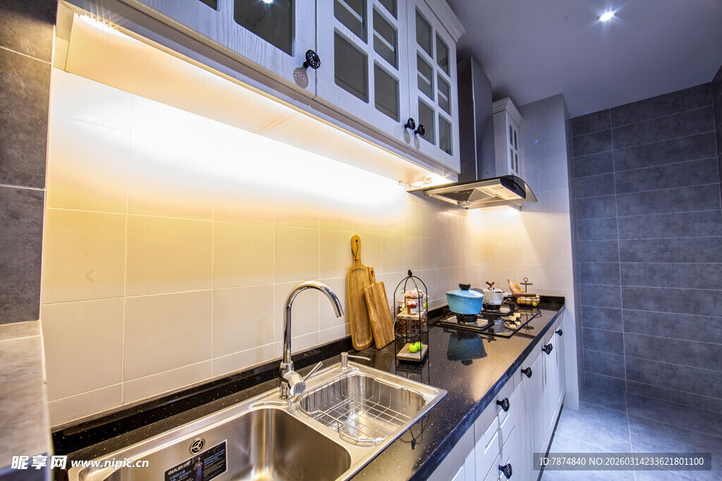 现代简约风格的温馨厨房