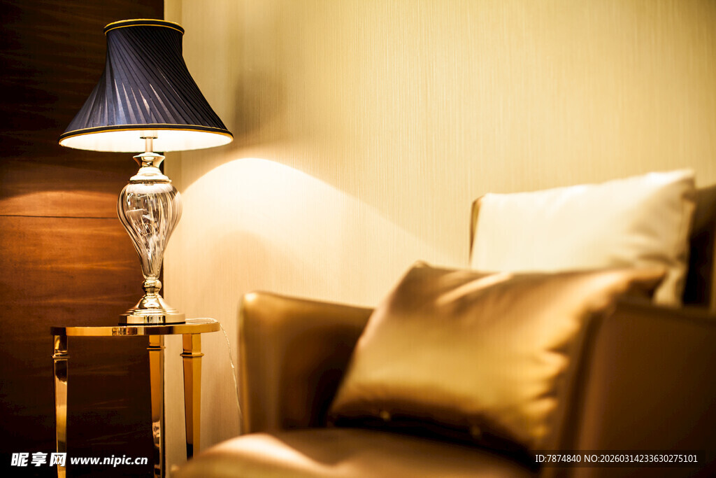 奢华沙发旁的精致台灯