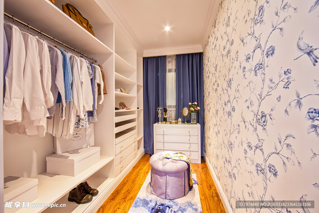 优雅蓝白调步入式衣帽间