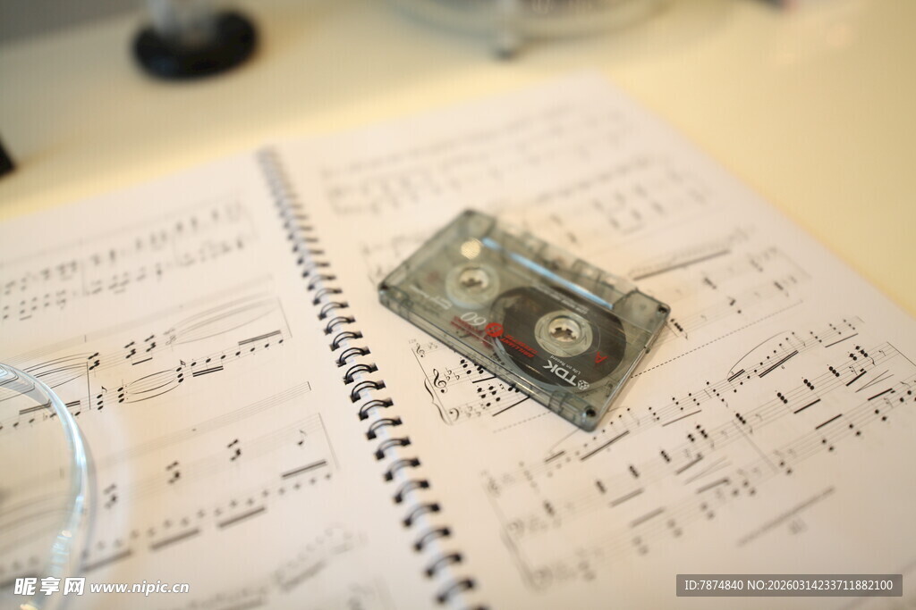 复古磁带置于乐谱之上