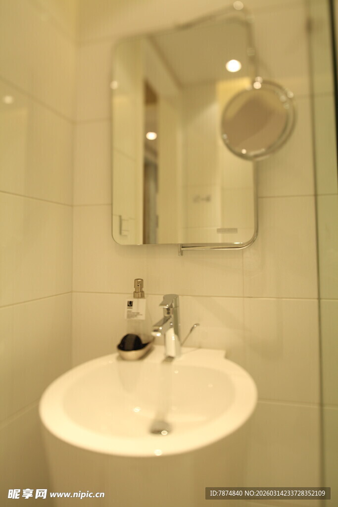 简约风格洗手台及镜子